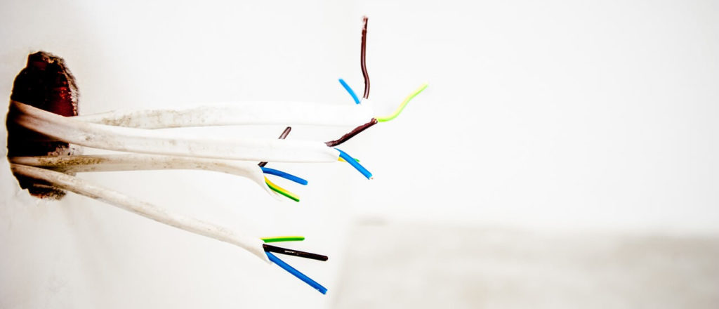 Stromkabel - USB Kabel im Haushalt sichern - Gefahren für Katzen
